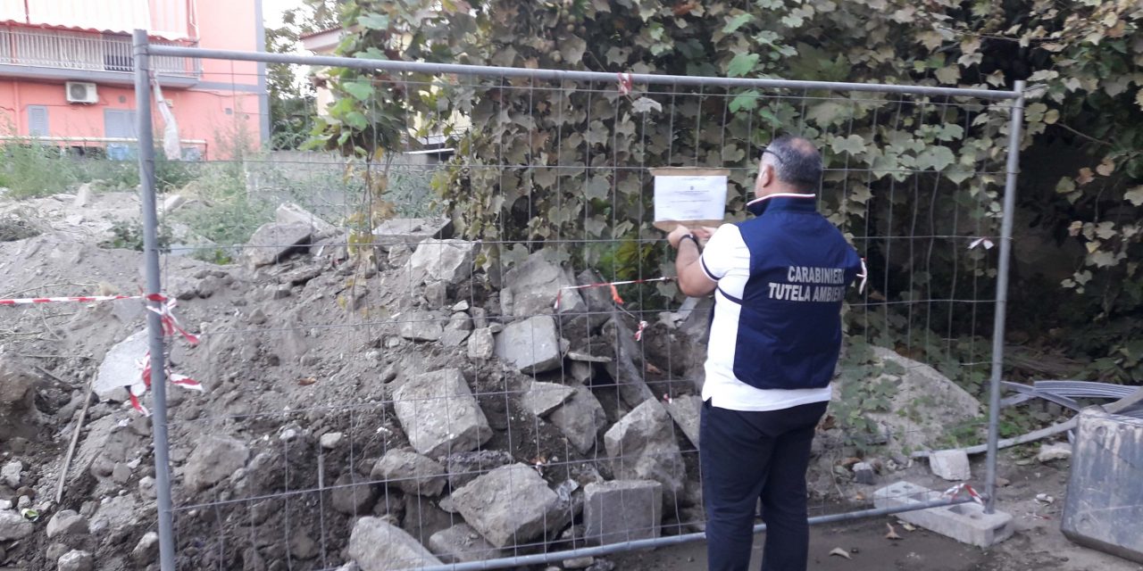 Rifiuti a Napoli: 50 metri cubi di rocce da scavo sul piazzale. Carabinieri denunciano una donna