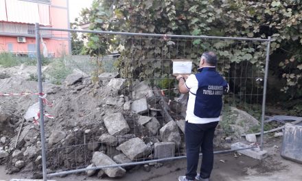Rifiuti a Napoli: 50 metri cubi di rocce da scavo sul piazzale. Carabinieri denunciano una donna