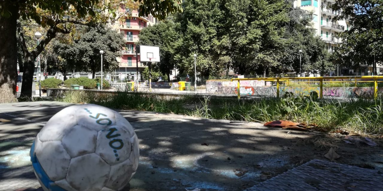 Erbacce, degrado e mini discariche: così muore il “parco Silvia Ruotolo” di Piazza Medaglie D’Oro