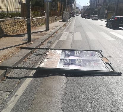 Forte vento in Campania: paura a Napoli, cede cartellone pubblicitario