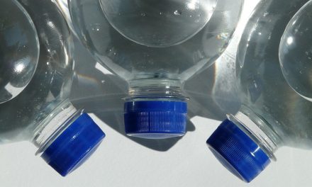 Acqua in bottiglie di plastica al sole? Scatta la multa per il commerciante