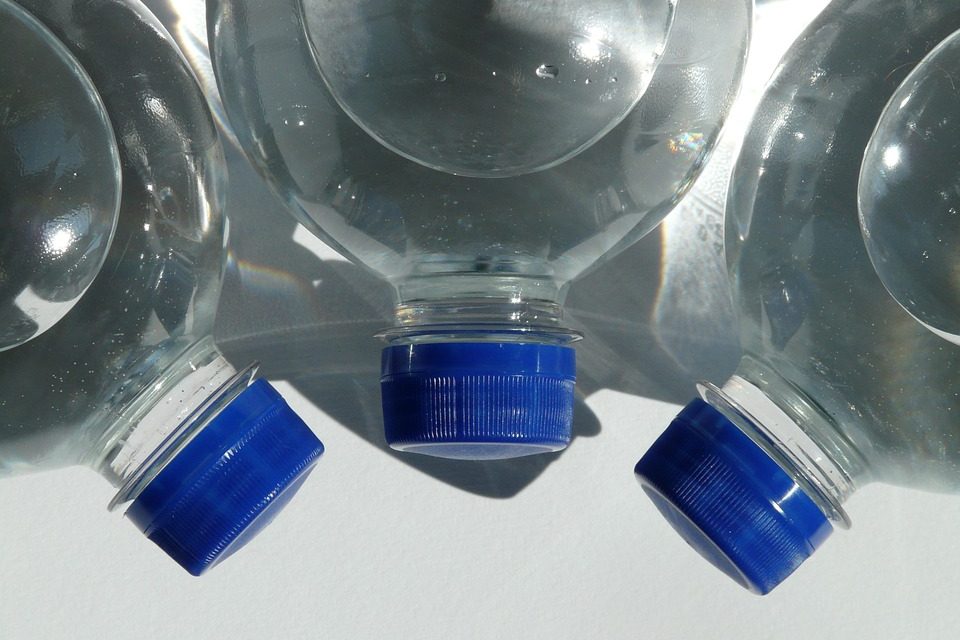 Acqua in bottiglie di plastica al sole? Scatta la multa per il commerciante