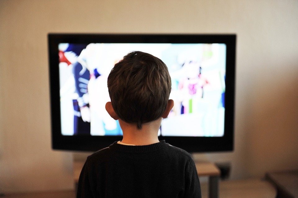Bambini a rischio davanti alla tv:  ecco lo studio che rivela i pericoli