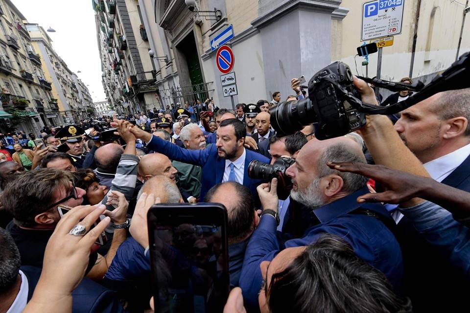 Salvini a Napoli accolto tra gli applausi: “La camorra fa schifo, più agenti in città”
