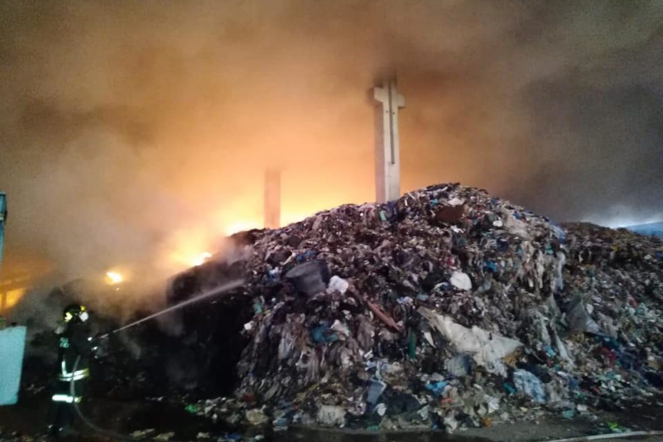 Disastro ambientale a Marcianise: a fuoco un capannone pieno di rifiuti