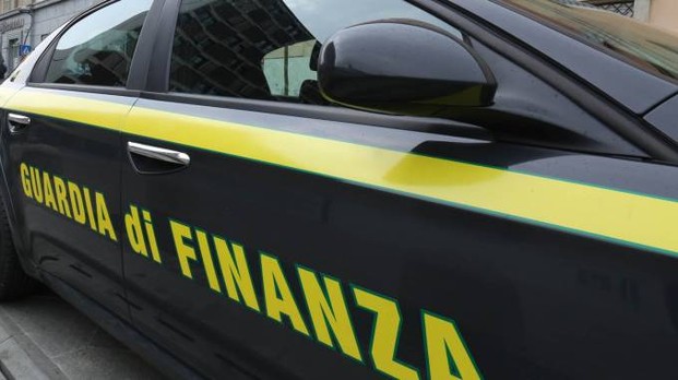 Chiedevano soldi per annullare multe e restituire patenti: la guardia di finanza scopre tutto