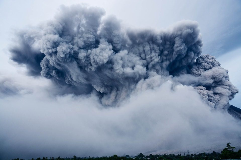 Indonesia: dopo terremoto e tsunami, sull’isola di Sulawesi erutta il vulcano