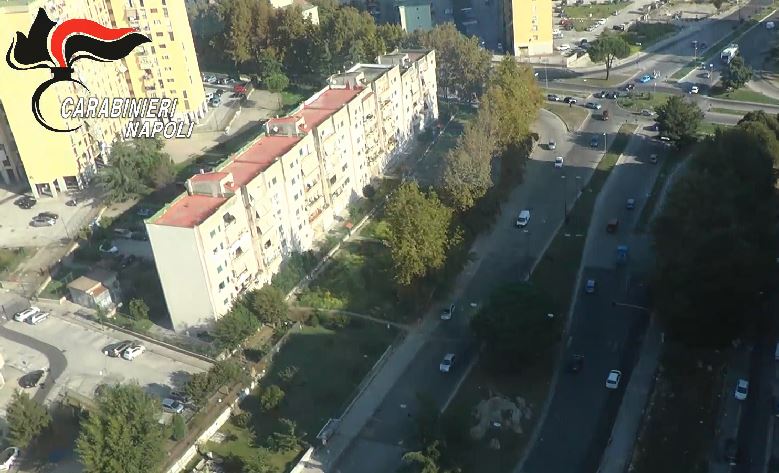 Blitz notturno dei Carabinieri su “piazza di spaccio” a Scampia: in manette 12 spacciatori