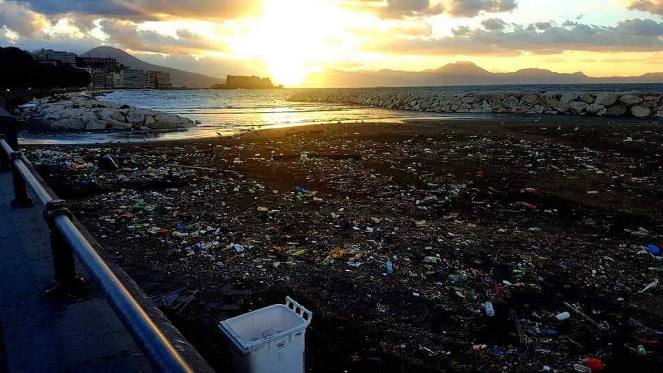 Dopo la tempesta di vento spiagge di Napoli invase dai rifiuti. La foto diventa virale