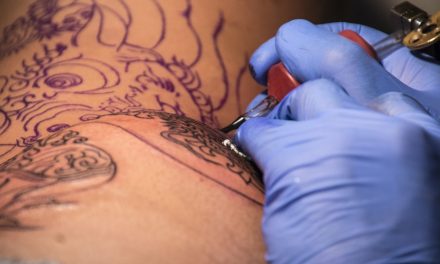 Tatuaggi dannosi: i carabinieri NAS di Treviso accertano tossicità di un inchiostro