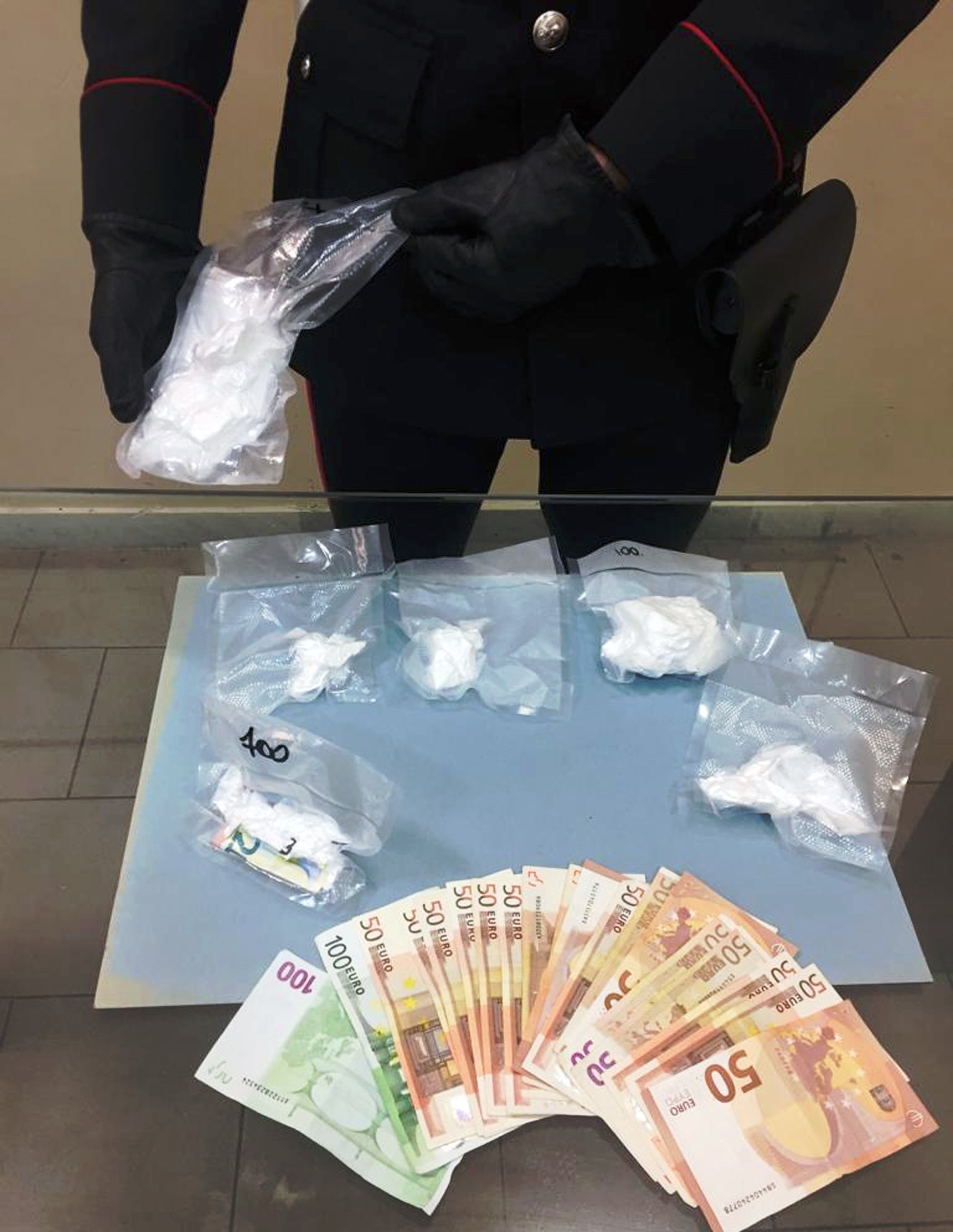 Napoli. 270 grammi di cocaina nell’armadio: arrestata 51enne di Pianura