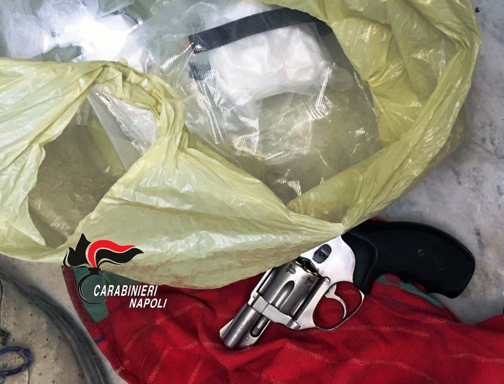 Perquisizioni in una palazzina ad Arzano: rinvenuto revolver e trovata cocaina