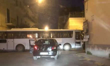 Scene da film ad Afragola. Tentata rapina ad una banca: malviventi bloccano le strade con autobus