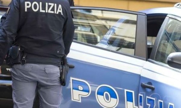 In auto con due figli piccoli rapinano furgone a Casoria: arrestati dalla polizia