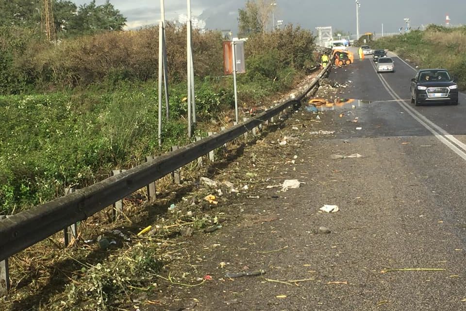 Casoria. Lavori di pulizia delle rampe che conducono ai centri commerciali. Chi sporca non ama la propria città