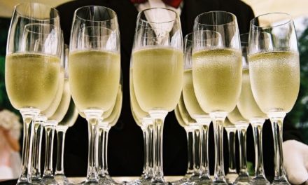 Napoli, carabinieri sequestrano 100 bottiglie di champagne e sei mila confezioni di prodotti dolciari