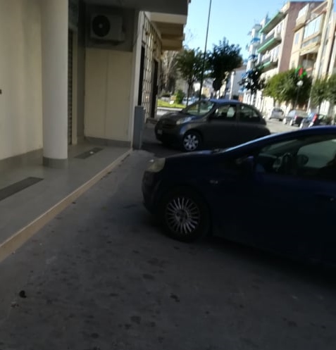 Casoria e i suoi parcheggi “selvaggi”. In via Duca D’Aosta auto sui marciapiedi, monta la protesta dei residenti