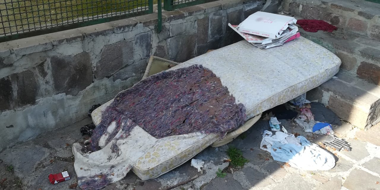 Degrado e rifiuti davanti alla stazione di Casoria