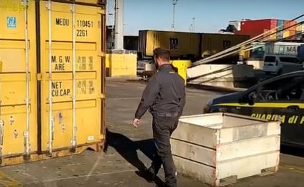 Sequestrate 3 tonnellate di rifiuti nel porto di Napoli diretti in Africa