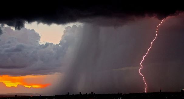 Allerta meteo in Campania: temporali e forte vento. A Napoli parchi e cimiteri chiusi