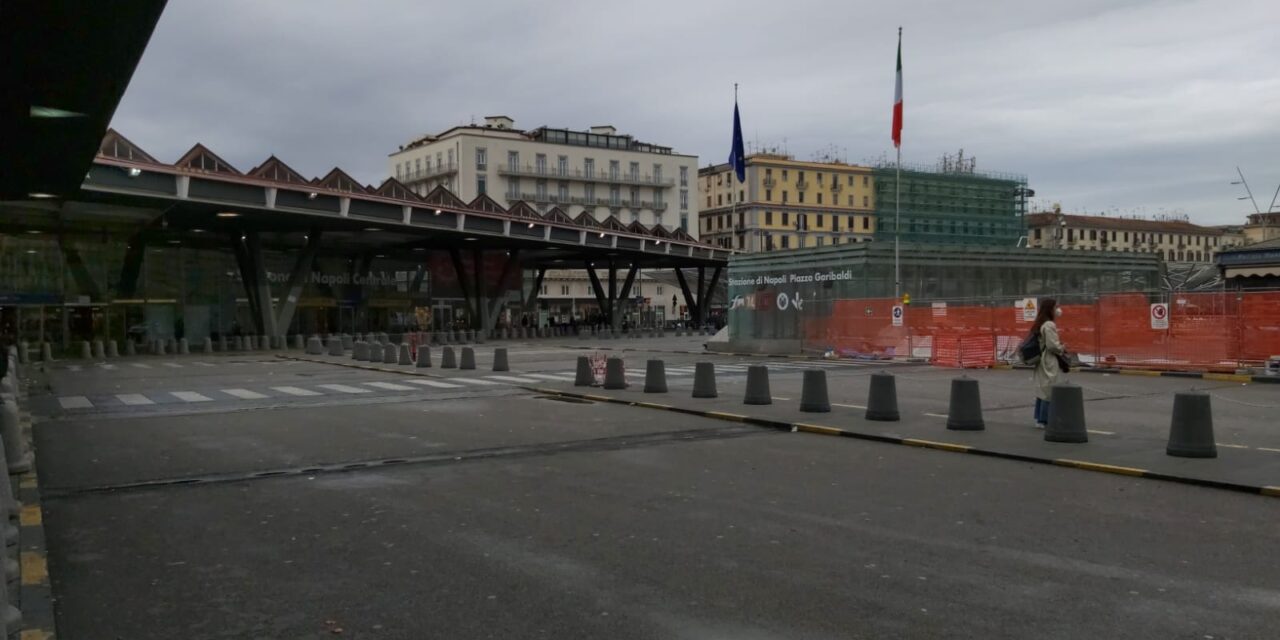 Scatta la protesta dei tassisti napoletani. Stazione Garibaldi senza taxi