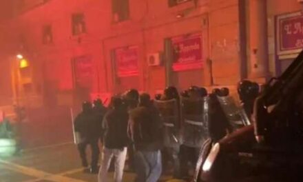La protesta degenera in guerriglia a Napoli. Pestati un giornalista e un dirigente statale