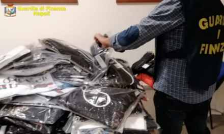 Abbigliamento contraffatto: scoperti dalla Guardia di Finanza due depositi a Giugliano e Casandrino, oltre 13.800 capi sequestrati