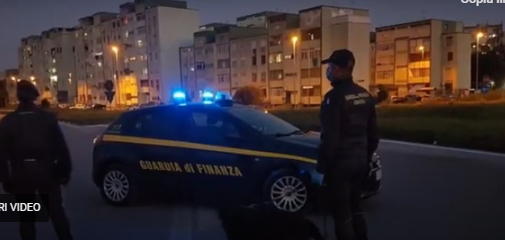 Caivano. Fa marcia indietro con l’auto per evitare controllo della Guardia di Finanza: bloccato spacciatore