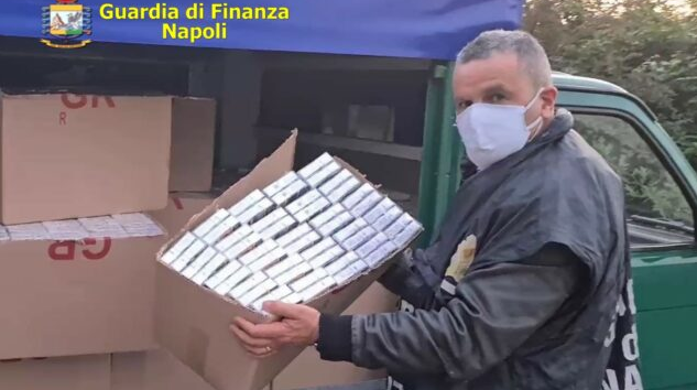 Acerra. Trasportava sul furgone tre quintali di sigarette, l’uomo percepiva anche reddito di cittadinanza: arrestato 40enne