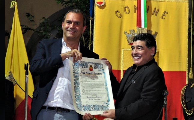 Il sindaco di Napoli: “Maradona ha riscattato Napoli con la sua genialità”