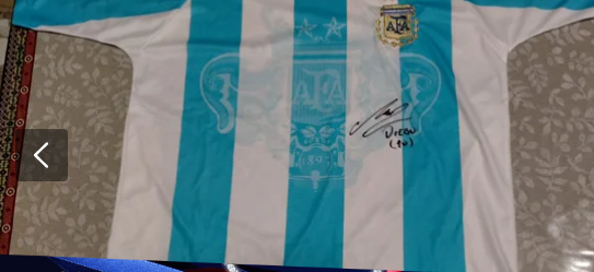 Maradona, i cimeli dell’argentino valgono oro: una maglia autografata in vendita a 20mila euro