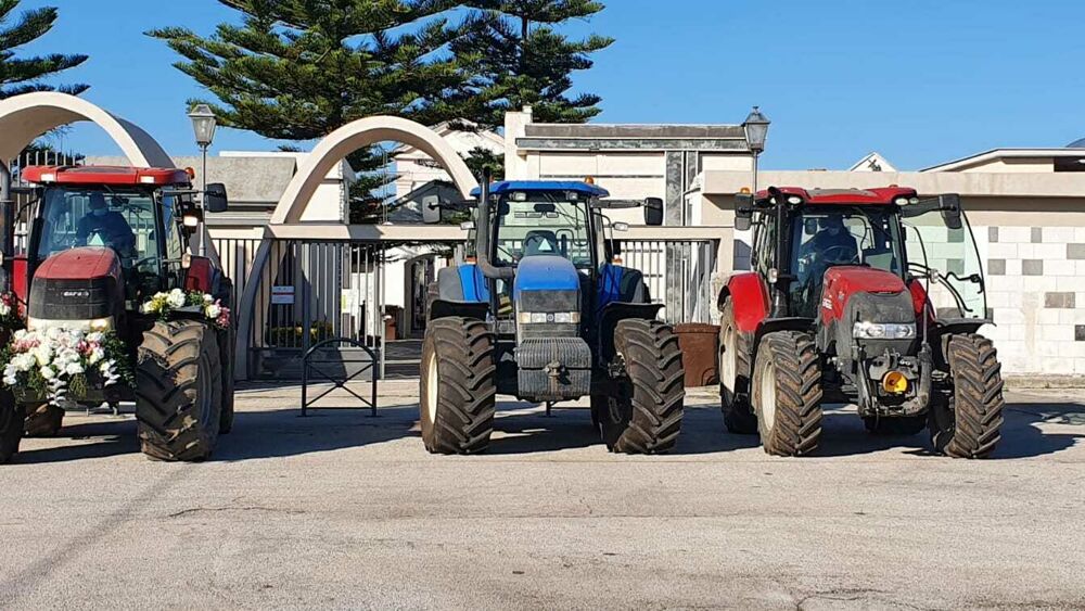 Allevatore bufalino muore di Covid: al passaggio del feretro una fila di trattori