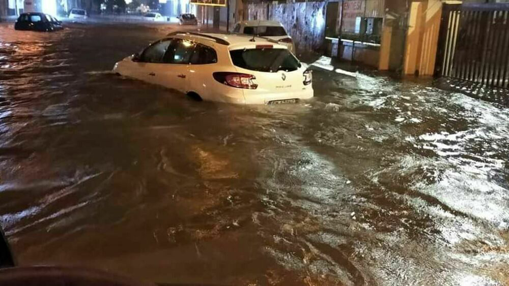 Bloccati dal temporale: il gesto eroico dell’uomo gli ha salvato la vita