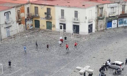 Carabinieri intervengono in Piazza Mercato per bloccare la partita di calcetto
