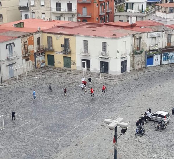 Carabinieri intervengono in Piazza Mercato per bloccare la partita di calcetto