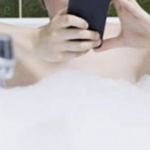 Lascia lo smartphone in carica mentre fa il bagno nella vasca: morta 24enne