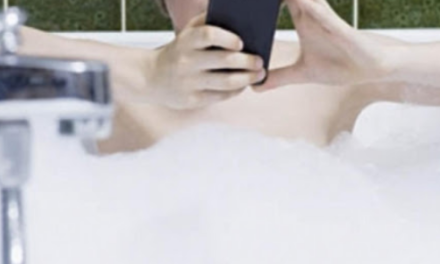 Lascia lo smartphone in carica mentre fa il bagno nella vasca: morta 24enne