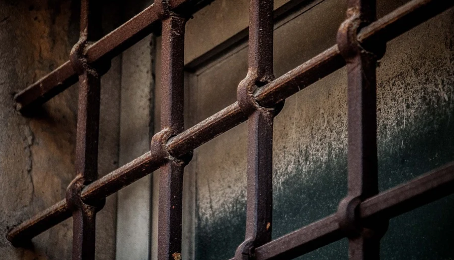 Sequestrati due telefoni cellulari nel carcere di Salerno: trovati dietro a delle mattonelle