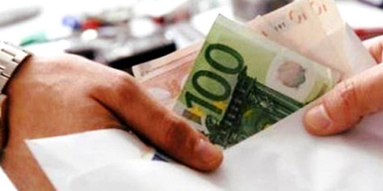 Funzionario comunale arrestato nel Napoletano: intascata mazzetta da 10mila euro