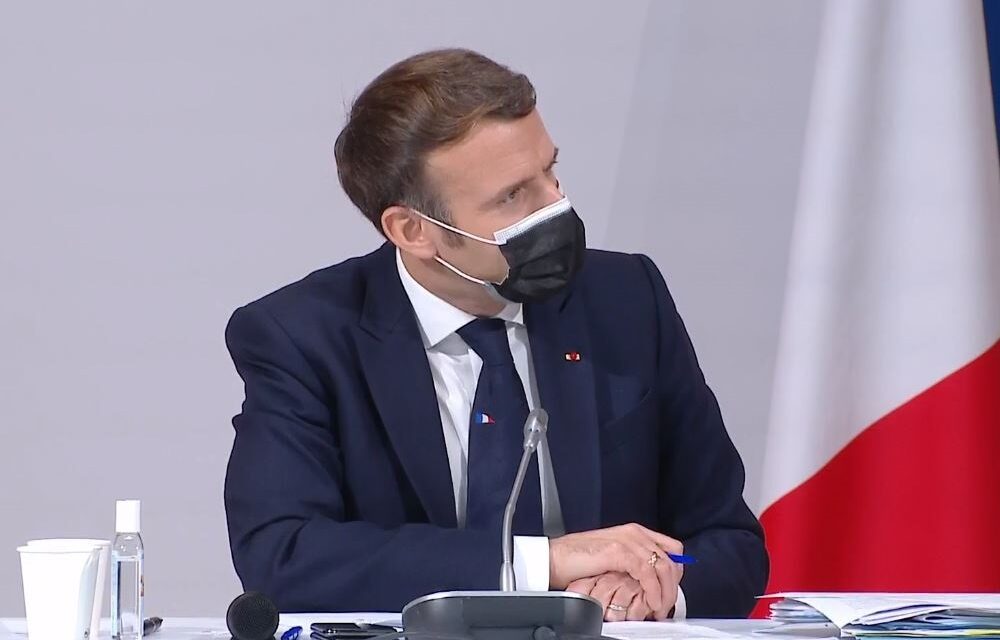 Il Presidente Emmanuel Macron indossa un frammento di Napoli