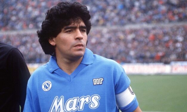 L’omaggio di Napoli a Maradona: installazioni fotografiche a Castel dell’Ovo
