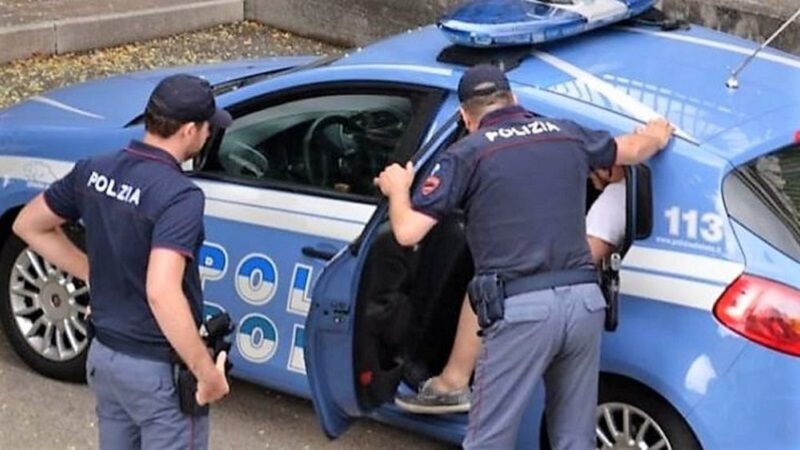 Minore portato in caserma. Arriva la mamma e la reazione è assurda