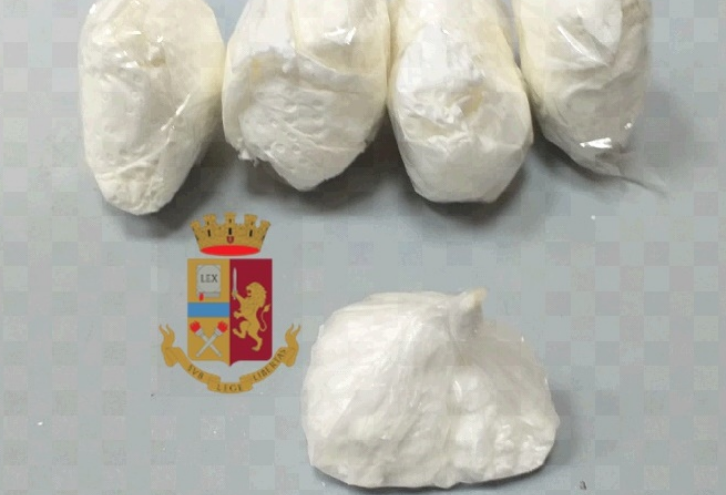 Servizio di controllo della polizia a Secondigliano, identificate circa 100 persone, sequestrata droga