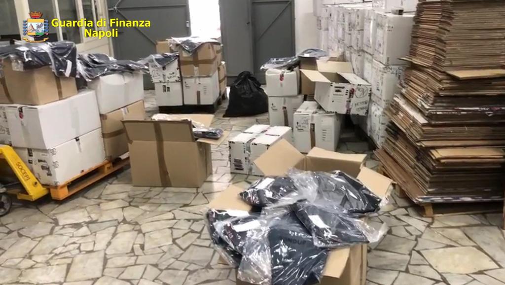 Blitz della Guardia di Finanza in un outlet a Casoria: sequestrati oltre 5000 mila capi di abbigliamento contraffatto