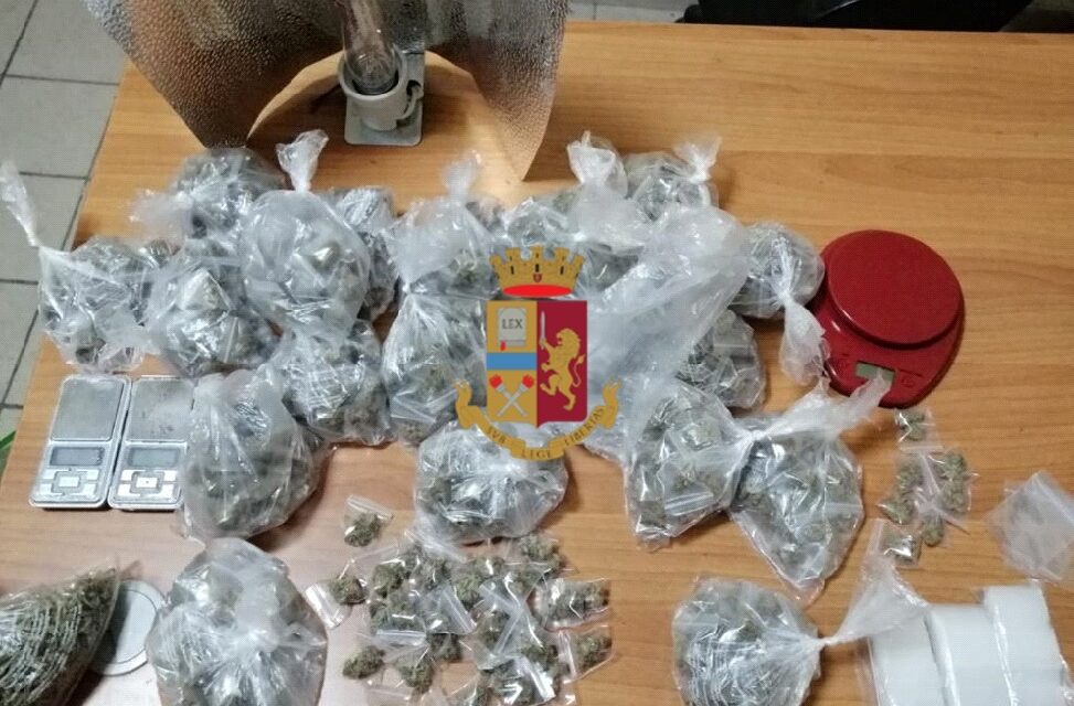 In auto con 37 dosi di marijuana e soldi: arrestato uomo a Napoli