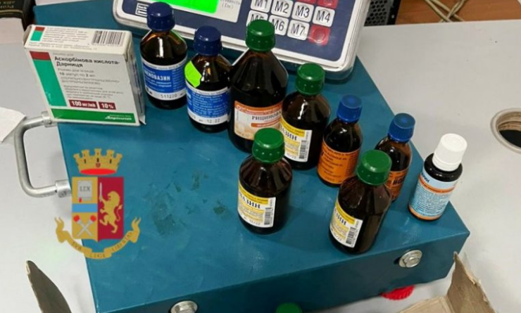 Vende farmaci su una bancarella a Napoli: 24enne denunciato dalla polizia, sequestrate 30 confezioni di medicinali