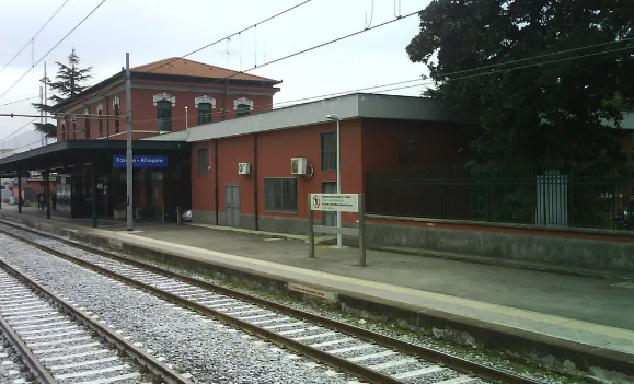 Stazione ferroviaria di Casoria. Ritardi treni: disagi per i pendolari in viaggio verso Napoli