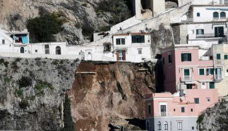 Paura ad Amalfi. Una frana ha investito la statale: sul posto i vigili del fuoco