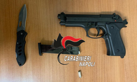 Napoli, colpisce l’ex convivente e la figlia con il calcio di una pistola: arrestato 50enne