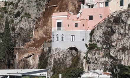 Paura sul lungomare di Amalfi. Si scava tra le macerie per cercare vittime